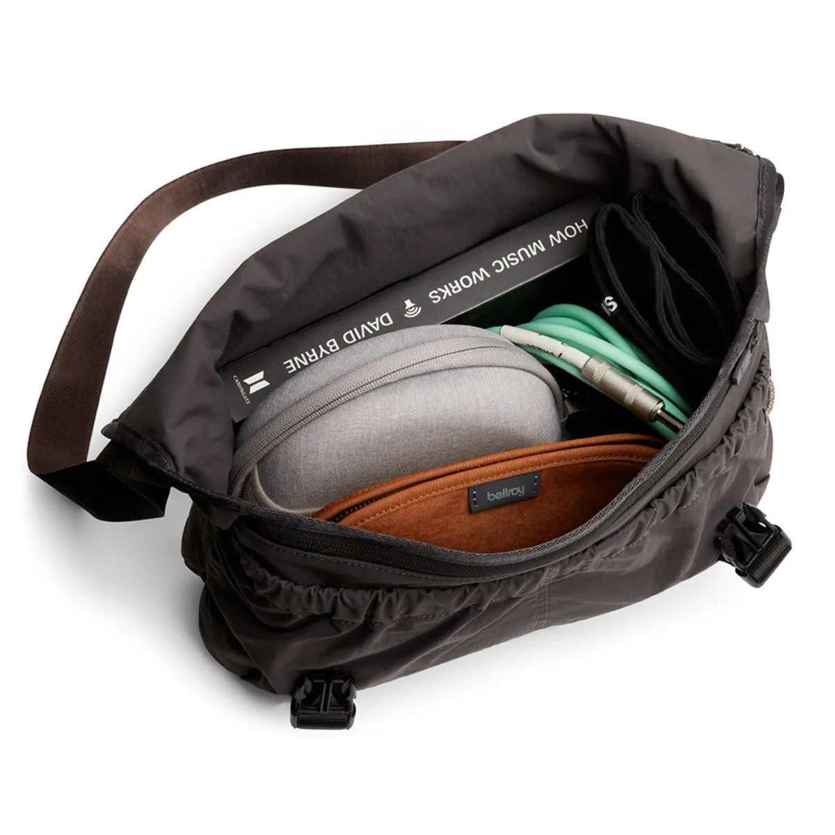 Bellroy Cinch Messenger in Charcoal